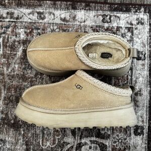UGG Tazz platform slipper in Mustard Seed Women’s size 8